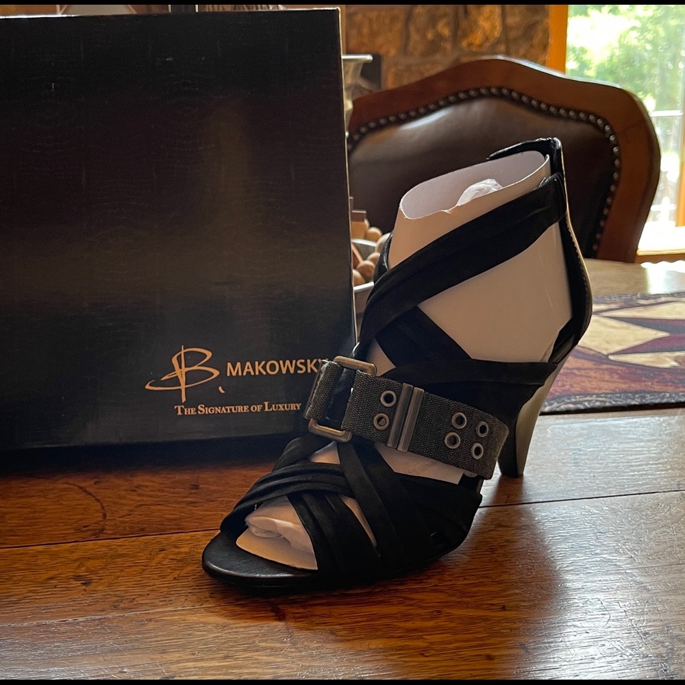New never been worn black sandle women size 9
